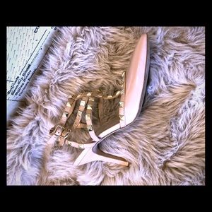 Jessica Simpson nude stud pumps size 9.